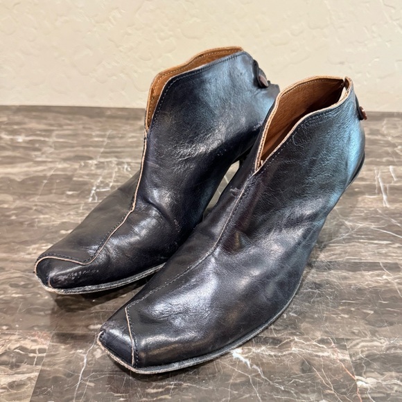 Cydwoq Skate Leather Kitten Heels - Picture 3 of 15